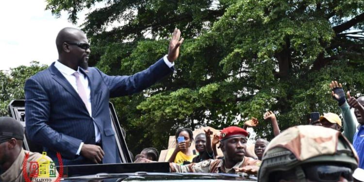 𝑳’𝑨𝑬𝑹𝑶𝑷𝑶𝑹𝑻 𝑨𝑺𝑻: 𝑴.𝑳𝑬 𝑴𝑨𝑰𝑹𝑬 𝑴𝑶𝑩𝑰𝑳𝑰𝑺𝑬 𝑼𝑵𝑬 𝑭𝑶𝑼𝑳𝑬 𝑪𝑶𝑴𝑷𝑨𝑪𝑻𝑬 𝑷𝑶𝑼𝑹 𝑨𝑪𝑪𝑼𝑬𝑰𝑳𝑳𝑰𝑹 𝑳𝑬 𝑷𝑹𝑬𝑺𝑰𝑫𝑬𝑵𝑻 𝑫𝑬 𝑳𝑨 𝑹𝑬𝑷𝑼𝑩𝑳𝑰𝑸𝑼𝑬