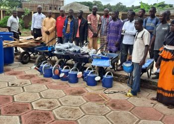 Kankan : les jeunes outillรฉs en techniques de Fabrication du compost bรฉnรฉficient des รฉquipements de travail.