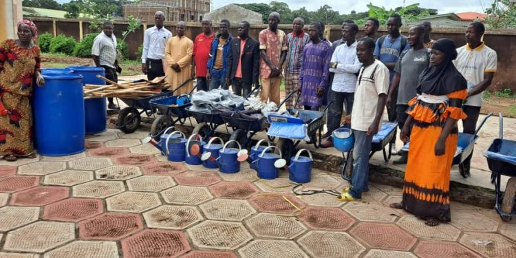 Kankan : les jeunes outillés en techniques de Fabrication du compost bénéficient des équipements de travail.