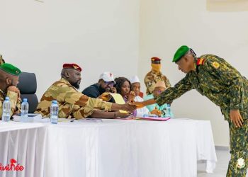 𝗣𝗮𝗹𝗮𝗶𝘀 𝗠𝗼𝗵𝗮𝗺𝗺𝗲𝗱 𝗩 : 𝟵𝟳 𝗰𝗮𝗱𝗿𝗲𝘀 𝗰𝗶𝘃𝗶𝗹𝘀 𝗲𝘁 𝗺𝗶𝗹𝗶𝘁𝗮𝗶𝗿𝗲𝘀 𝗽𝗿𝗲𝘁𝗲𝗻𝘁 𝘀𝗲𝗿𝗺𝗲𝗻𝘁 𝗱𝗲𝘃𝗮𝗻𝘁 𝗹𝗲 𝗖𝗵𝗲𝗳 𝗱𝗲 𝗹’𝗘𝘁𝗮𝘁