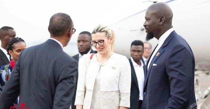 ๐ฉ๐ถ๐๐ถ๐๐ฒ ๐ฑโ๐ฎ๐บ๐ถ๐๐ถ๐ฒ ๐ฒ๐ ๐ฑ๐ฒ ๐๐ฟ๐ฎ๐๐ฎ๐ถ๐น : ๐น๐ฒ ๐ฃ๐ฟ๐ฒ๐๐ถ๐ฑ๐ฒ๐ป๐ ๐ฑ๐ฒ ๐น๐ฎ ๐ฅ๐ฒ๐ฝ๐๐ฏ๐น๐ถ๐พ๐๐ฒ, ๐ฆ.๐. ๐น๐ฒ ๐๐ฒ๐ป๐ฒ๐ฟ๐ฎ๐น ๐ ๐ฎ๐บ๐ฎ๐ฑ๐ถ ๐๐ผ๐๐บ๐ฏ๐ผ๐๐๐ฎ, ๐ฒ๐๐ ๐ฎ๐ฟ๐ฟ๐ถ๐๐ฒ ๐ฎ ๐๐ถ๐ด๐ฎ๐น๐ถ.