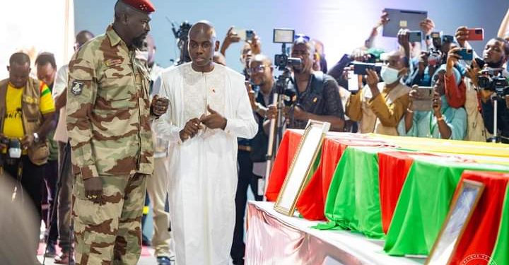 ๐ข๐ฏ๐๐ฒ๐พ๐๐ฒ๐ : ๐น๐ฒ ๐๐ต๐ฒ๐ณ ๐ฑ๐ฒ ๐น’๐๐๐ฎ๐ ๐ฟ๐ฒ๐ป๐ฑ ๐๐ป ๐ฑ๐ฒ๐ฟ๐ป๐ถ๐ฒ๐ฟ ๐ต๐ผ๐บ๐บ๐ฎ๐ด๐ฒ ๐ฎ๐๐
๐๐ถ๐ฐ๐๐ถ๐บ๐ฒ๐ ๐ฑ๐ฒ ๐น’๐ถ๐ป๐ฐ๐ฒ๐ป๐ฑ๐ถ๐ฒ ๐ฑ๐ฒ ๐๐ฎ๐น๐ผ๐๐บ