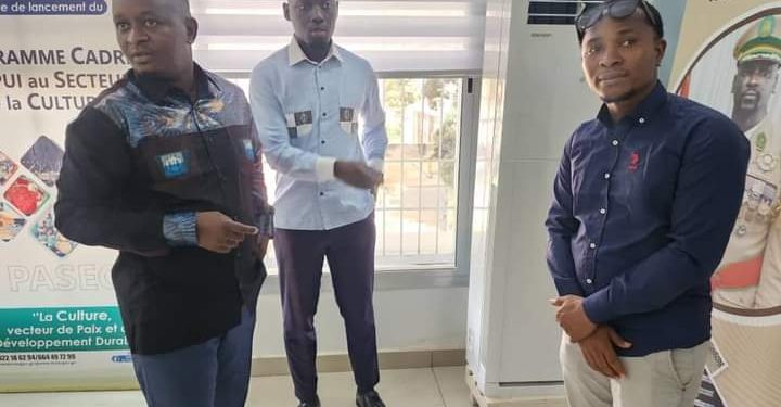 MONSIEUR LE MINISTRE MOUSSA MOÏSE SYLLA FAIT LE TOUR DES DIFFÉRENTS BUREAUX DU MINISTÈRE DE LA CULTURE, DU TOURISME ET DE L’ARTISANAT