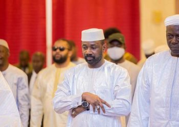 Le Président de la Transition du Mali prie pour la paix et l’unité lors de la célébration de l’Aïd El-Fitr.
