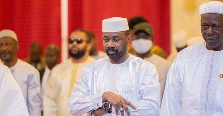 Le Président de la Transition du Mali prie pour la paix et l’unité lors de la célébration de l’Aïd El-Fitr.