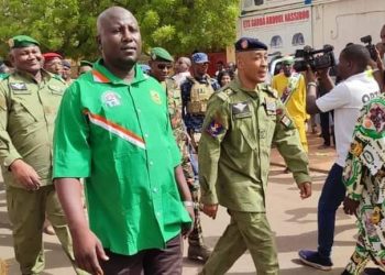 Des milliers de manifestants se sont réunis à Niamey, devant le Parlement nigérien, pour réclamer le départ des soldats US, selon AES Info.