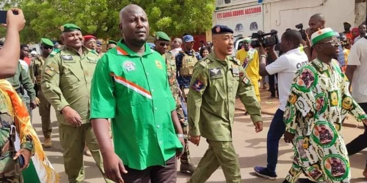 Des milliers de manifestants se sont réunis à Niamey, devant le Parlement nigérien, pour réclamer le départ des soldats US, selon AES Info.