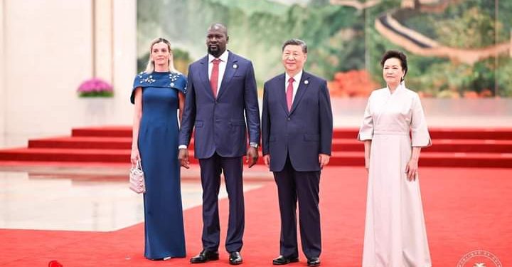 𝗙𝗢𝗖𝗔𝗖 𝟮𝟬𝟮𝟰 𝗮 𝗣𝗲𝗸𝗶𝗻 : 𝗟𝗲 𝗚𝗲𝗻𝗲𝗿𝗮𝗹 𝗠𝗮𝗺𝗮𝗱𝗶 𝗗𝗼𝘂𝗺𝗯𝗼𝘂𝘆𝗮 𝗲𝘁 𝘀𝗼𝗻 𝗲𝗽𝗼𝘂𝘀𝗲 𝗟𝗮𝘂𝗿𝗶𝗮𝗻𝗲 𝗗𝗼𝘂𝗺𝗯𝗼𝘂𝘆𝗮 𝗽𝗮𝗿𝘁𝗶𝗰𝗶𝗽𝗲𝗻𝘁 𝗮 𝗹’𝗼𝘂𝘃𝗲𝗿𝘁𝘂𝗿𝗲 𝗼𝗳𝗳𝗶𝗰𝗶𝗲𝗹𝗹𝗲 𝗱𝗲 𝗰𝗲𝘁 𝗲𝘃𝗲𝗻𝗲𝗺𝗲𝗻𝘁 𝗱𝗲 𝗴𝗿𝗮𝗻𝗱𝗲 𝗲𝗻𝘃𝗲𝗿𝗴𝘂𝗿𝗲