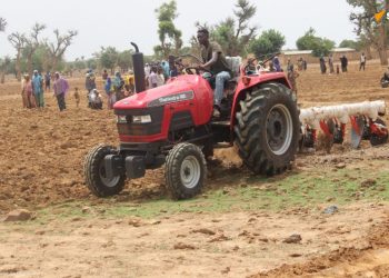 Au Burkina, l’État fait labourer des terres céréalières au profit des personnes déplacées