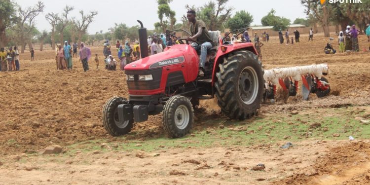 Au Burkina, l’État fait labourer des terres céréalières au profit des personnes déplacées