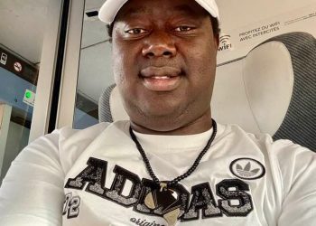 Cérémonie de remise de don par la Fondation MAK SOUL