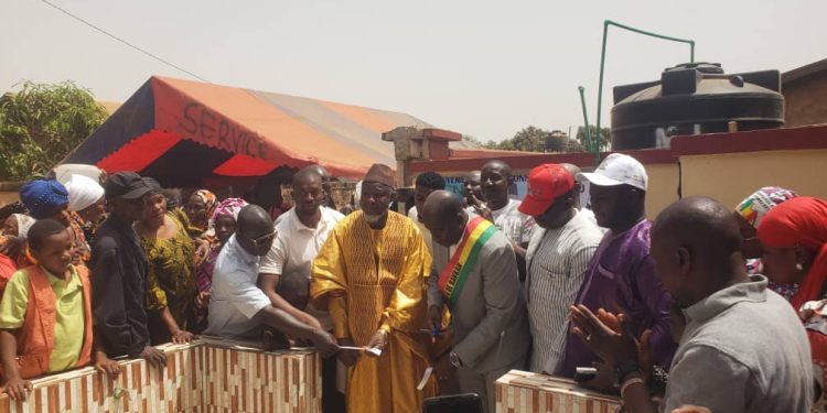 Exclusif : Kedjam Doumbouya offre trois forages électriques à Banankoroda et le marché Dibida. 