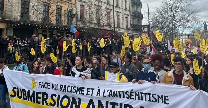 Des Français manifestent pour dénoncer le racisme