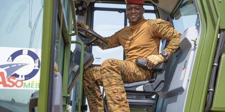 Ibrahim Traoré remet un millier d’engins à l’initiative de construction de routes