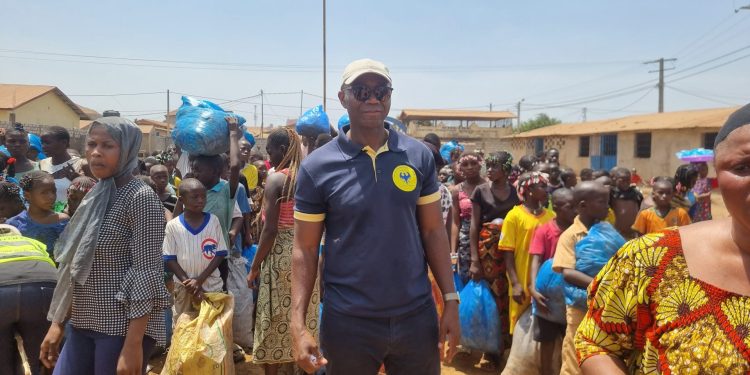 Kalékhouré / CU Kagbélen: l »ONG Aide pour la Guinée lance ses activités du ramassage des déchets plastiques en échange avec des Dons.