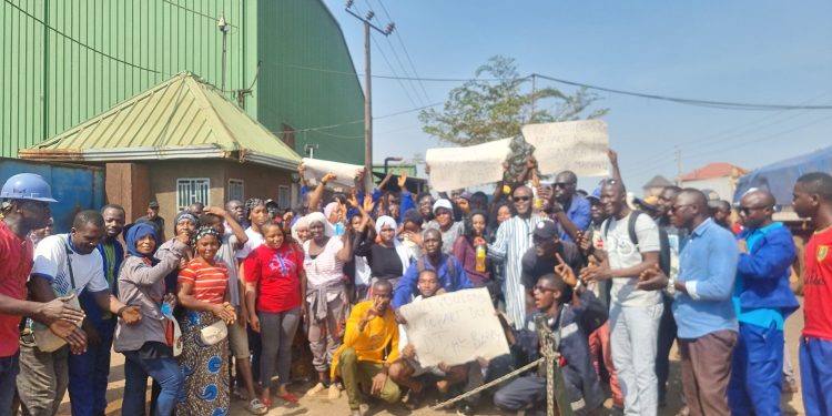 Grand Moulin/ CU Kagbélen : Les travailleurs de l’usine de jus 24 heures ont déclenché une grevé illimitée.