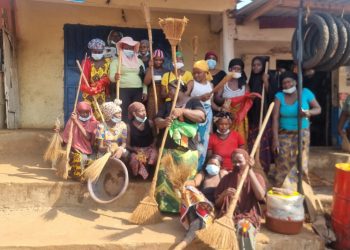 Assainissement hebdomadaire. Gomboyah nord/ CU Manéah: Les femmes balayeuses s’activent pour rendre leur quartier propre, mais avec beaucoup de difficultés.