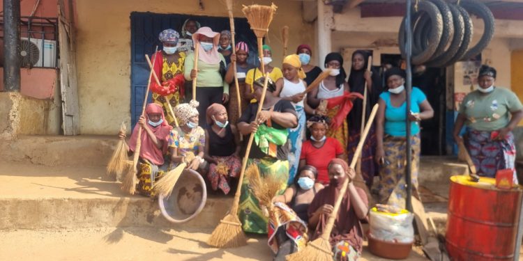 Assainissement hebdomadaire. Gomboyah nord/ CU Manéah: Les femmes balayeuses s’activent pour rendre leur quartier propre, mais avec beaucoup de difficultés.