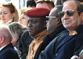 Les Présidents africains assistant au défilé de la Victoire