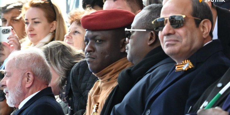 Les Présidents africains assistant au défilé de la Victoire