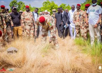 Édito : Kankan, terre de mémoire le Président Mamadi Doumbouya se recueille sur la tombe de son père.