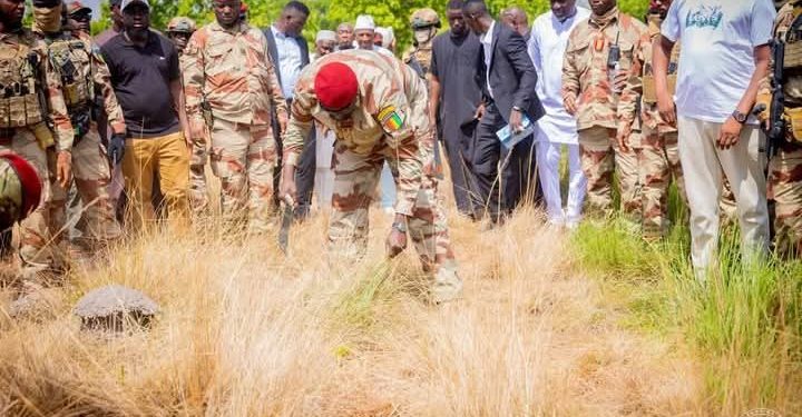 Édito : Kankan, terre de mémoire le Président Mamadi Doumbouya se recueille sur la tombe de son père.