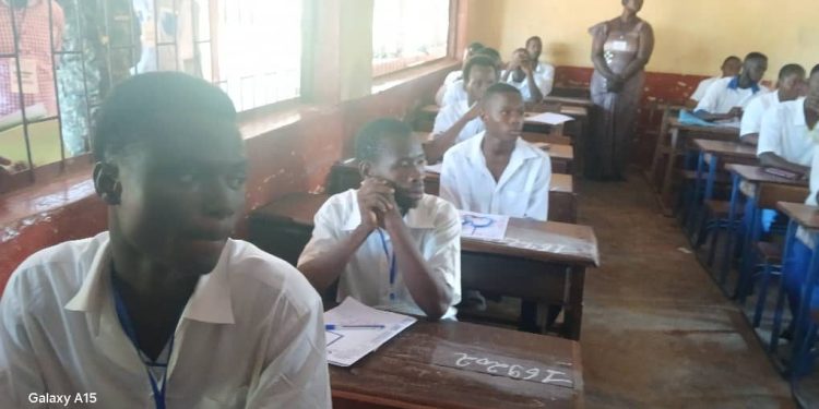 Baccalauréat unique sessions 2025 à Dubreka : Ils sont au nombre de 5060 candidats dont 2290 filles repartis en 13 centres.