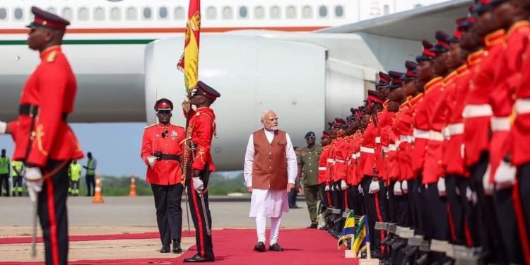 Narendra Modi arrive à Accra
