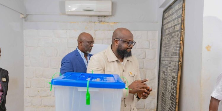 Kaloum : Aux côtés du Président, Ministre Djiba Diakité incarne le civisme et la loyauté républicaine.