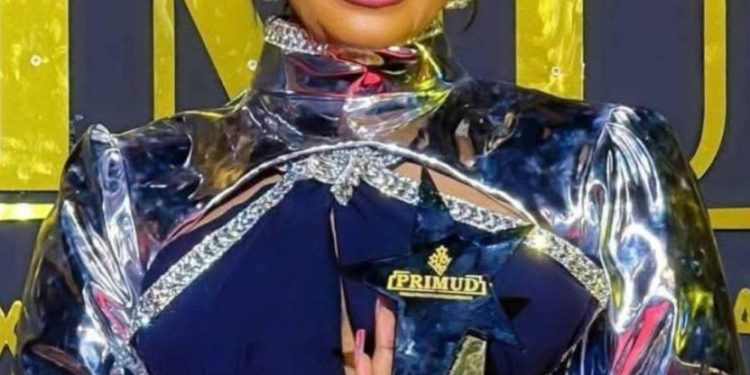 Culture : Djeli Kaba Bintou Kouyaté a été sacrée meilleure artiste d’Afrique de l’ouest lors du PRIMUD 2025 à Abidjan !!!