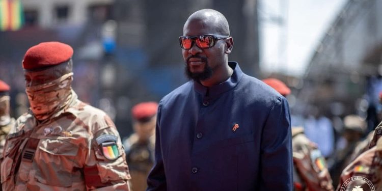 𝗣𝗿𝗼𝗴𝗿𝗮𝗺𝗺𝗲 𝗦𝗶𝗺𝗮𝗻𝗱𝗼𝘂 𝟮𝟬𝟰𝟬 : 𝗹𝗲 𝗣𝗿𝗲𝘀𝗶𝗱𝗲𝗻𝘁 𝗠𝗮𝗺𝗮𝗱𝗶 𝗗𝗢𝗨𝗠𝗕𝗢𝗨𝗬𝗔 𝗶𝗻𝗮𝘂𝗴𝘂𝗿𝗲 𝗹’𝗲𝗰𝗵𝗮𝗻𝗴𝗲𝘂𝗿 𝗲𝗺𝗯𝗹𝗲𝗺𝗮𝘁𝗶𝗾𝘂𝗲 𝗱𝗲 𝗕𝗮𝗺𝗯𝗲́𝘁𝗼 𝗾𝘂𝗶 𝘁𝗿𝗮𝗻𝘀𝗳𝗼𝗿𝗺𝗲 𝗹𝗲 𝘃𝗶𝘀𝗮𝗴𝗲 𝗱𝗲 𝗖𝗼𝗻𝗮𝗸𝗿𝘆