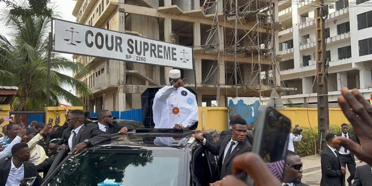 Le Président de la transition guinéen Mamadi Doumbouya, a officiellement déposé sa candidature à la présidentielle du 28 décembre