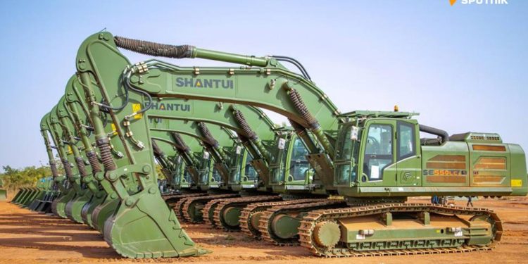 Ibrahim Traoré remet de nouveaux engins lourds à Faso Mêbo et au génie militaire