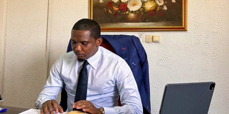 Samuel Eto’o sanctionné par la CAF : « Il était dans son bon droit de pouvoir se lever et faire des protestations »