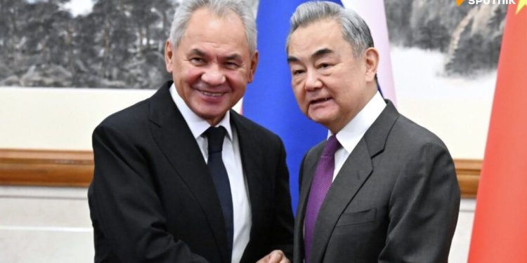 La Chine et la Russie doivent « maintenir des contacts étroits » sur la sécurité, dit le chef de la diplomatie chinoise