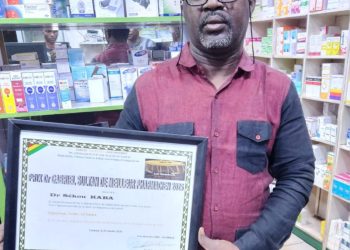 Prix Docteur Gabriel Sultan de meilleure pharmacie 2025 décerner a Dr sekou 1 kaba