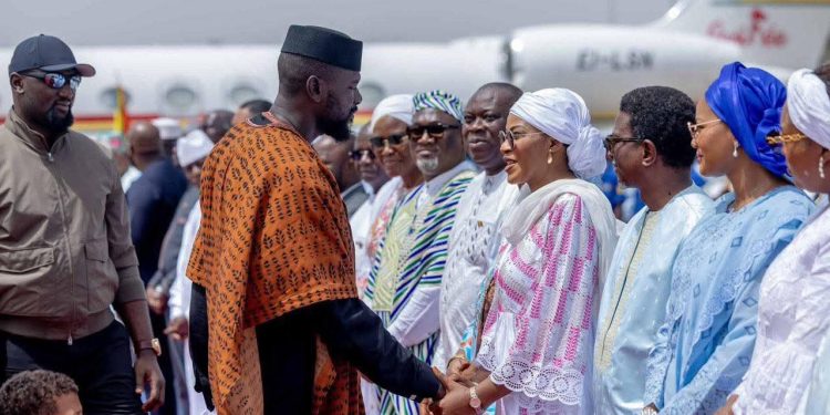 𝗖𝗼𝗻𝗮𝗸𝗿𝘆 : 𝗮𝗰𝗰𝘂𝗲𝗶𝗹 𝘁𝗿𝗶𝗼𝗺𝗽𝗵𝗮𝗹 𝗱𝘂 𝗣𝗿𝗲𝘀𝗶𝗱𝗲𝗻𝘁 𝗱𝗲 𝗹𝗮 𝗥𝗲𝗽𝘂𝗯𝗹𝗶𝗾𝘂𝗲, 𝗠𝗮𝗺𝗮𝗱𝗶 𝗗𝗢𝗨𝗠𝗕𝗢𝗨𝗬𝗔, 𝗱𝗲 𝗿𝗲𝘁𝗼𝘂𝗿 𝗮𝘂 𝗽𝗮𝘆𝘀