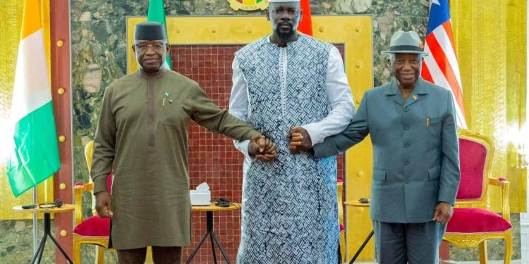 Sommet tripartite à Conakry : Mamadi Doumbouya engage le dialogue pour résoudre les différends frontaliers